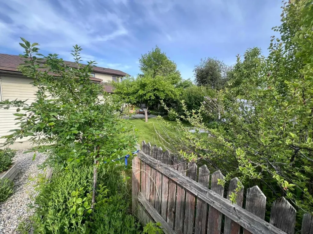 25 Deerfield Manor SE Calgary AB T2J 6Z5