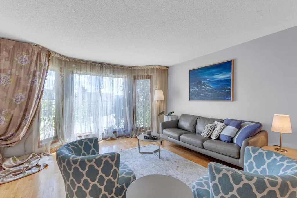 25 Deerfield Manor SE Calgary AB T2J 6Z5