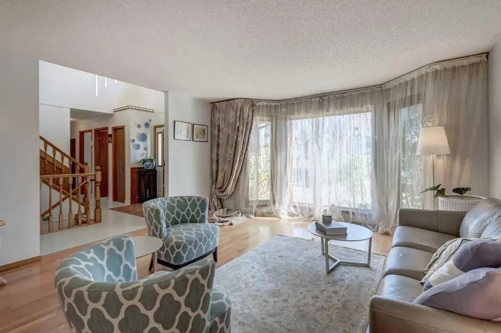25 Deerfield Manor SE Calgary AB T2J 6Z5