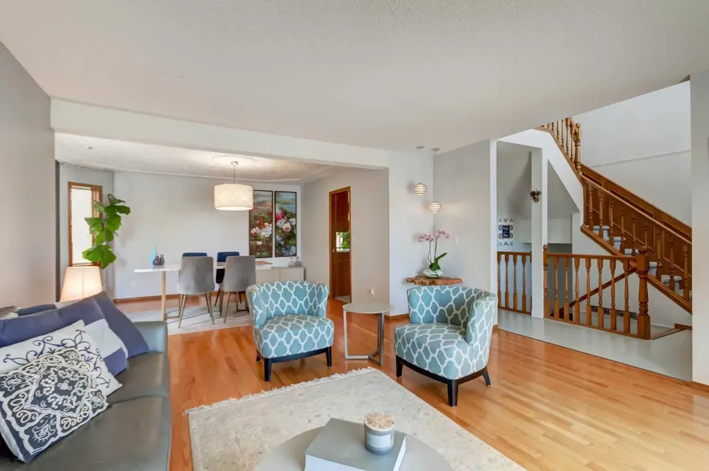 25 Deerfield Manor SE Calgary AB T2J 6Z5