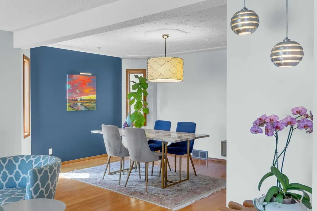 25 Deerfield Manor SE Calgary AB T2J 6Z5