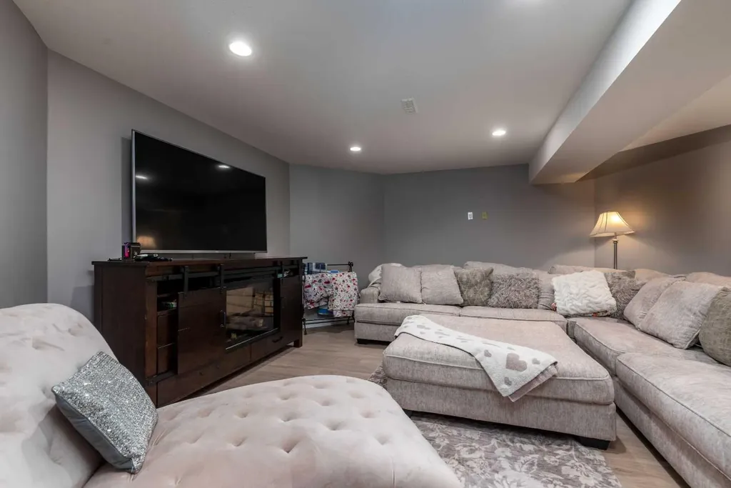3610 63 Avenue Close Lloydminster AB T9V 2W1