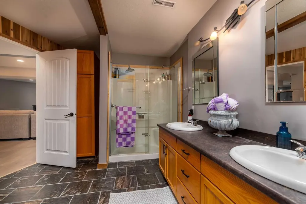 3610 63 Avenue Close Lloydminster AB T9V 2W1
