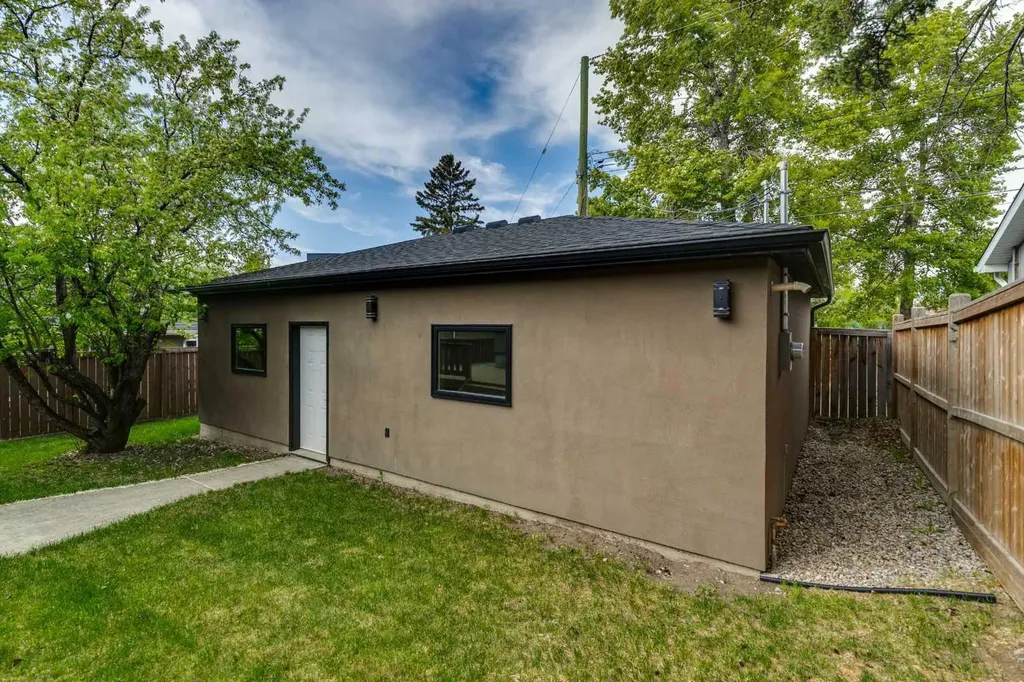 2136 26 Avenue SW Calgary AB T2T1E6