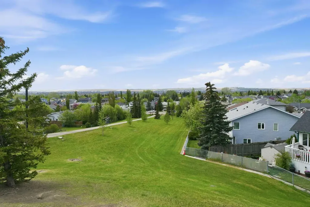 142 Elizabeth Way SE Airdrie AB T4B 2H5
