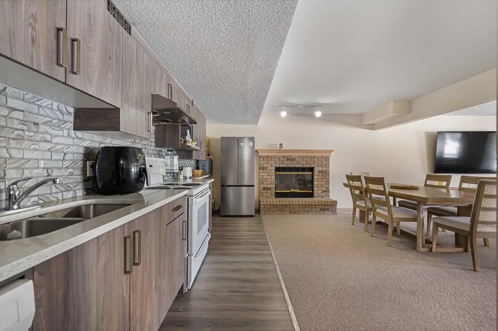 251 Hampshire Place NW Calgary AB T3A 4Y7