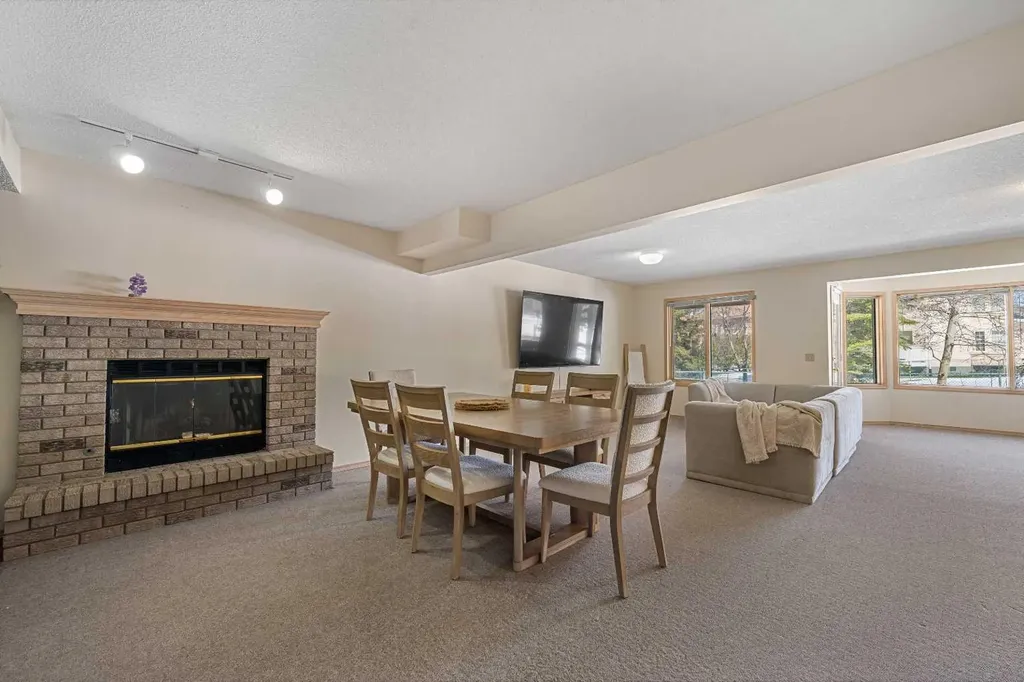 251 Hampshire Place NW Calgary AB T3A 4Y7
