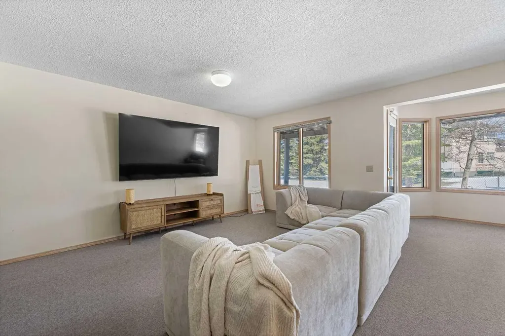251 Hampshire Place NW Calgary AB T3A 4Y7