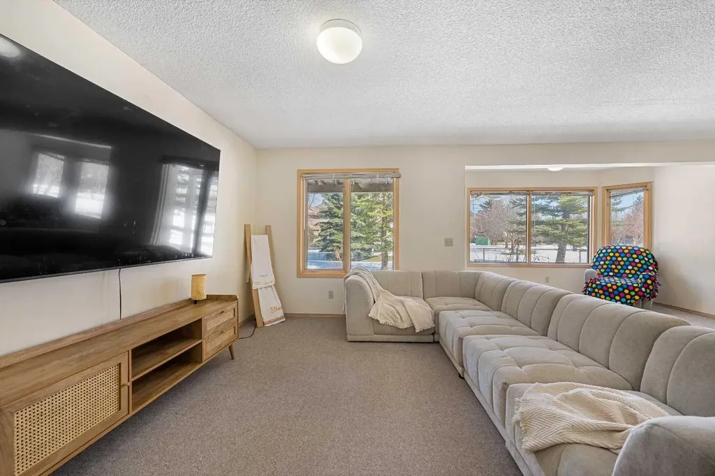 251 Hampshire Place NW Calgary AB T3A 4Y7
