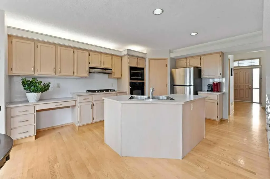 251 Hampshire Place NW Calgary AB T3A 4Y7