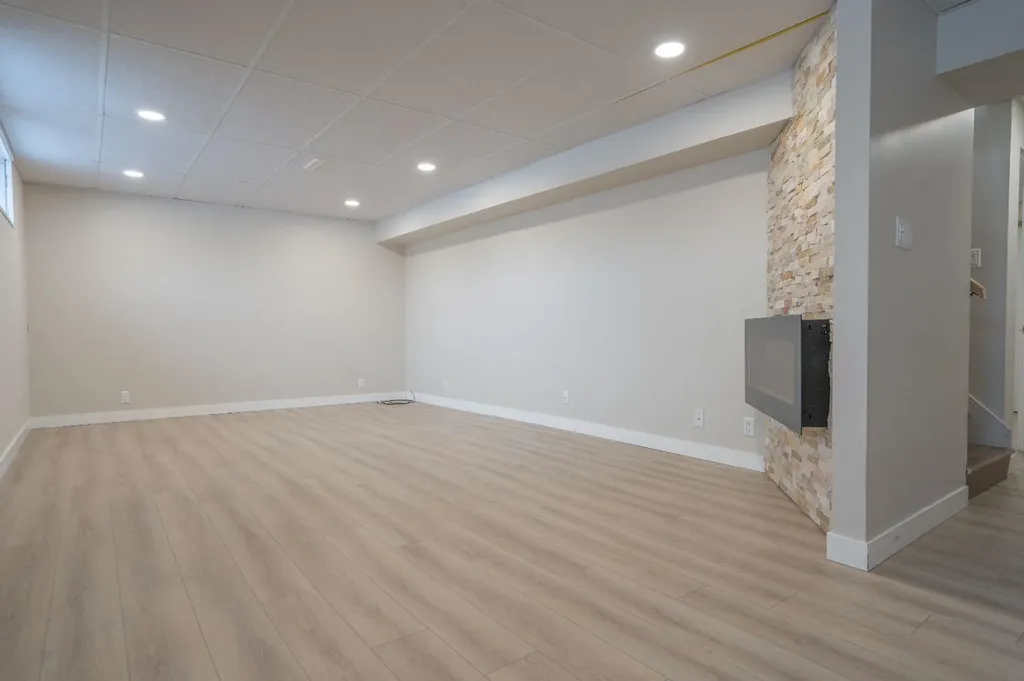 3 Montcalm Avenue Camrose AB T4V 2K9