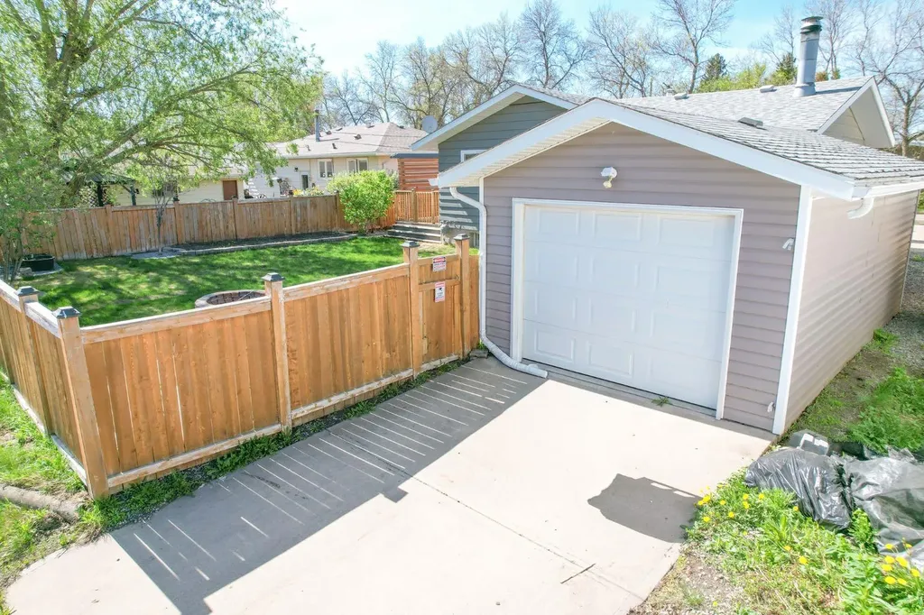 3 Montcalm Avenue Camrose AB T4V 2K9