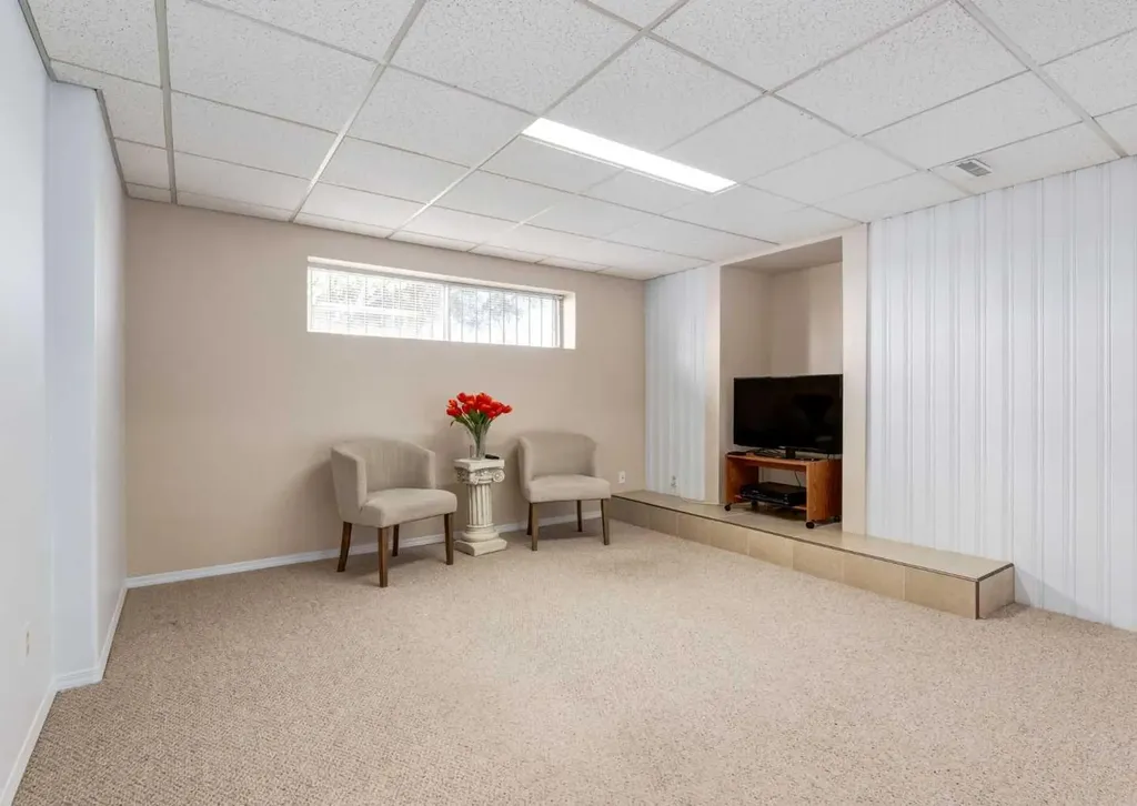 332 Pinemont Road NE Calgary AB T1Y1V7