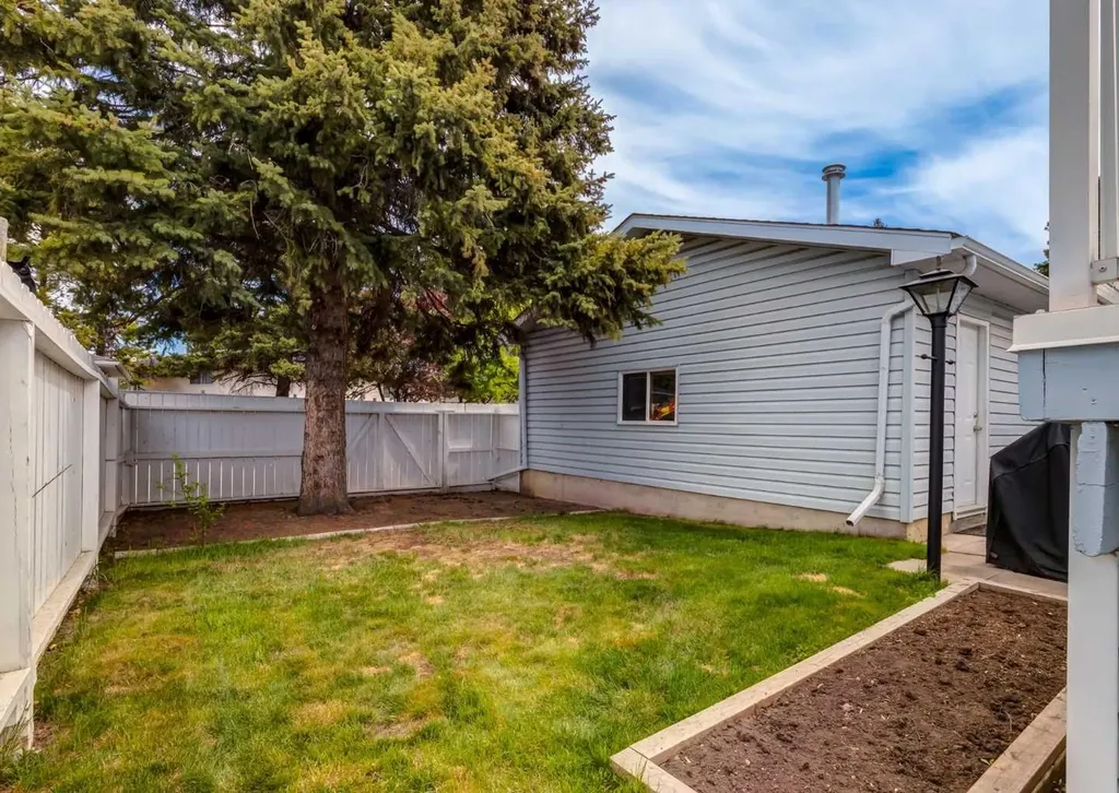 332 Pinemont Road NE Calgary AB T1Y1V7