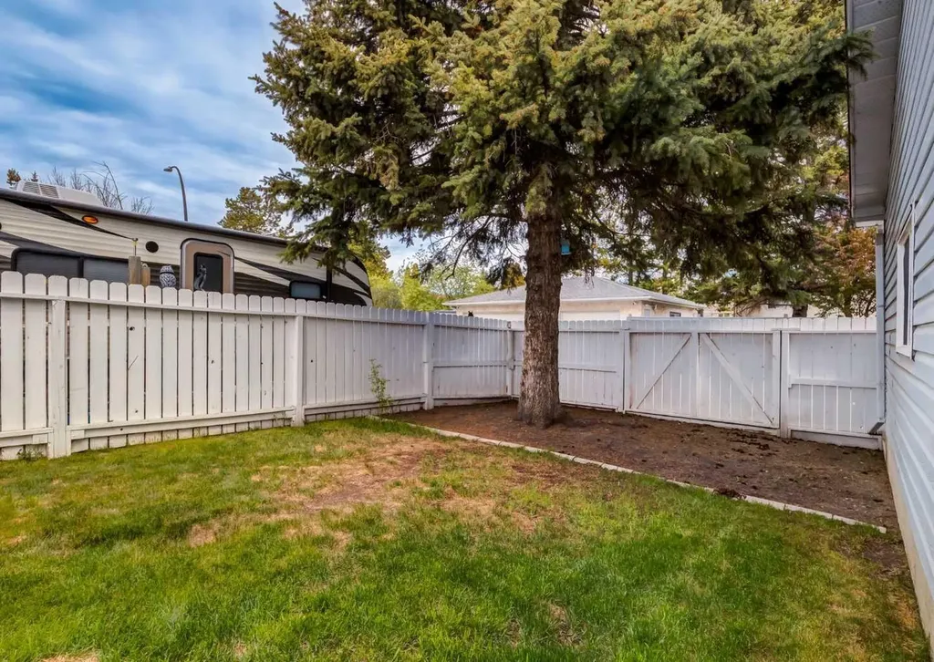 332 Pinemont Road NE Calgary AB T1Y1V7