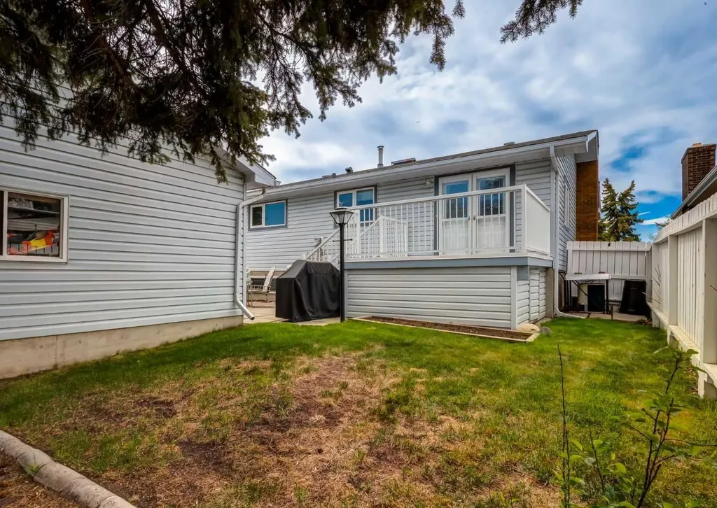 332 Pinemont Road NE Calgary AB T1Y1V7