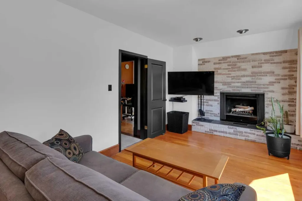 1733 13 Avenue SW Calgary AB T3C0V1