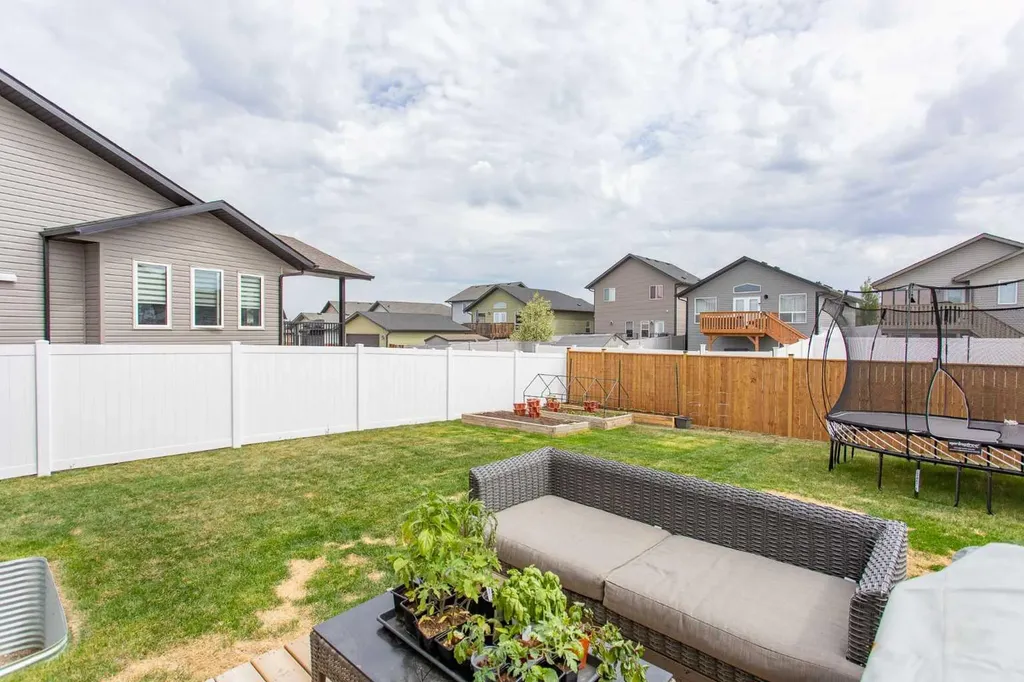 71 Bardwell Way Sylvan Lake AB T4S 0V4