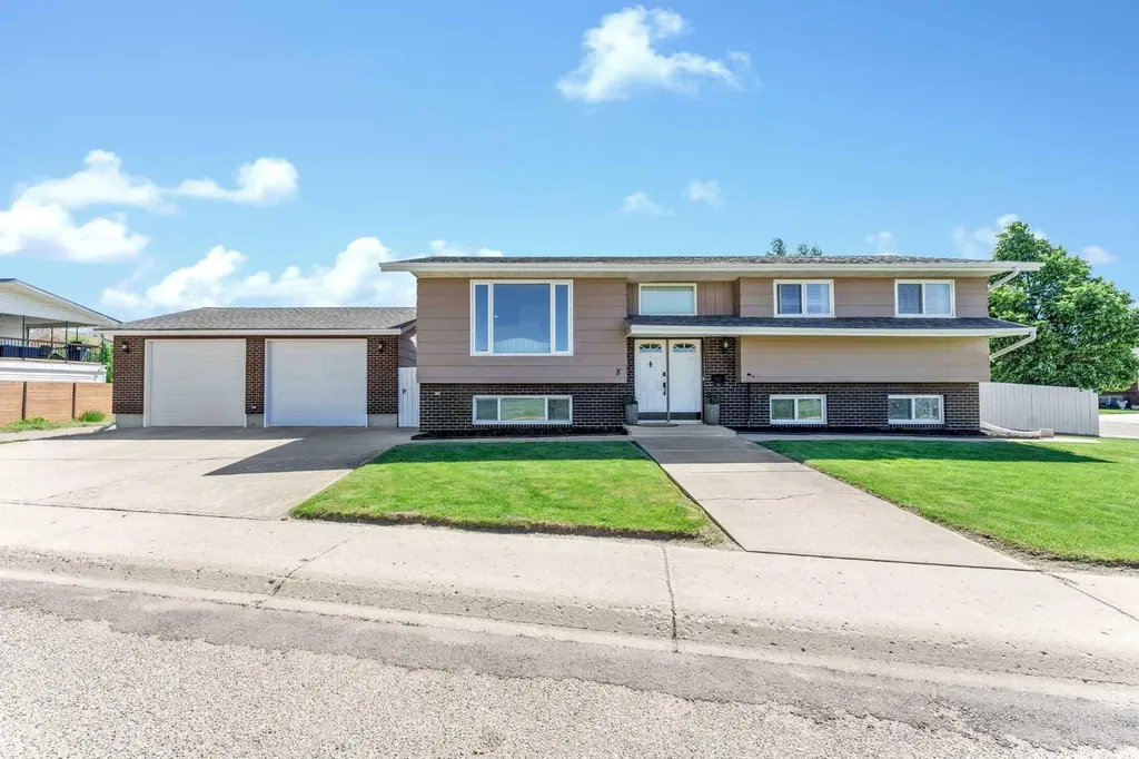 8 Corbitt Way SE Medicine Hat AB T1B1V2