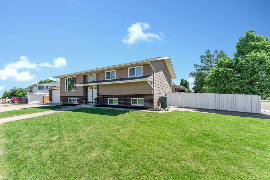 8 Corbitt Way SE Medicine Hat AB T1B1V2