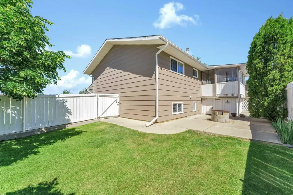 8 Corbitt Way SE Medicine Hat AB T1B1V2
