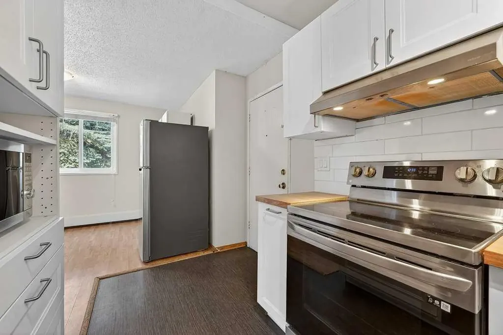 5601 Dalton Drive NW Calgary AB T3A 2C3