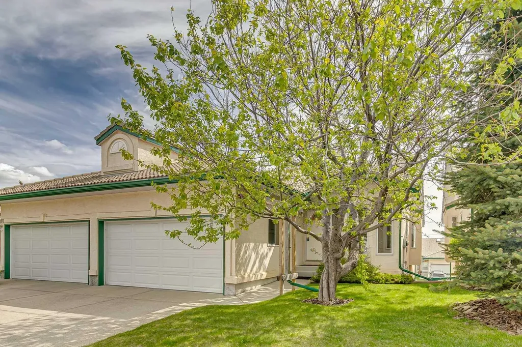 14 Strathearn Gardens SW Calgary AB T3H 2R1