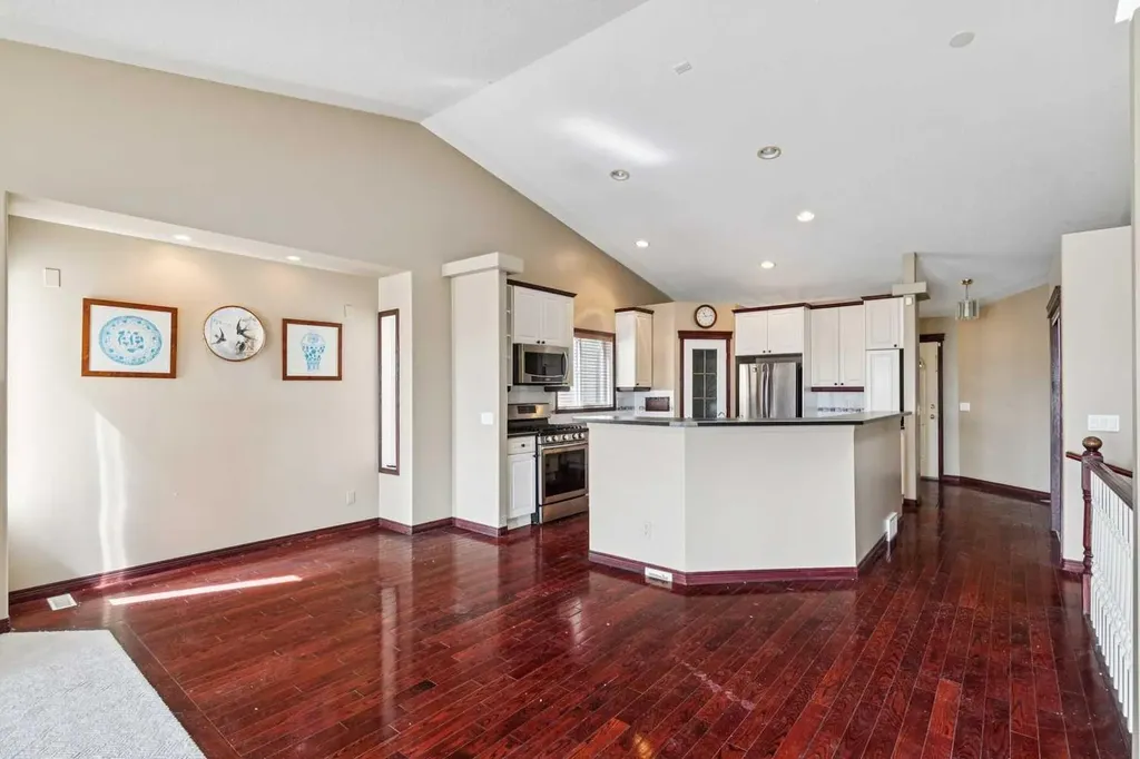 14 Strathearn Gardens SW Calgary AB T3H 2R1