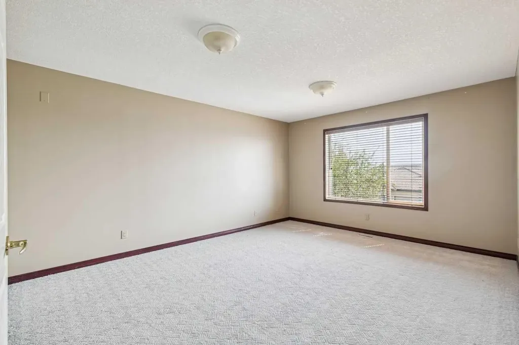 14 Strathearn Gardens SW Calgary AB T3H 2R1