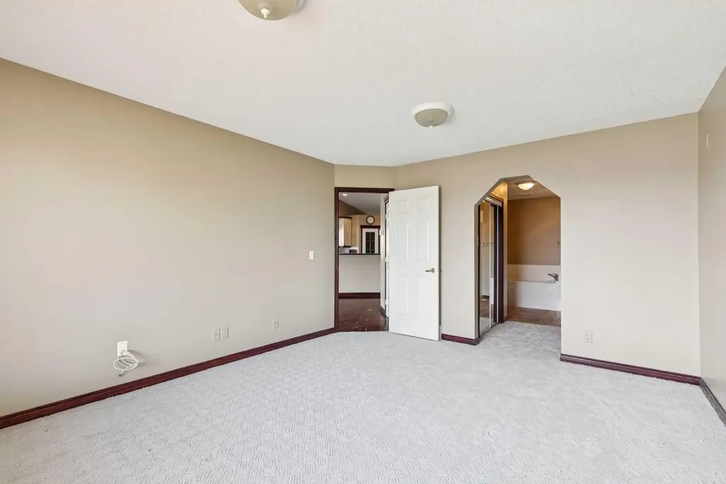 14 Strathearn Gardens SW Calgary AB T3H 2R1