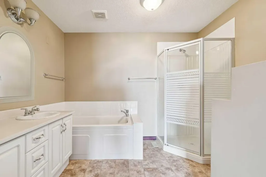 14 Strathearn Gardens SW Calgary AB T3H 2R1