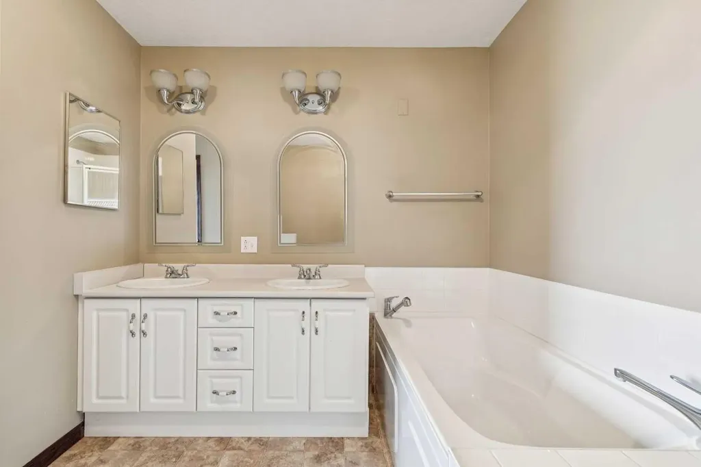 14 Strathearn Gardens SW Calgary AB T3H 2R1