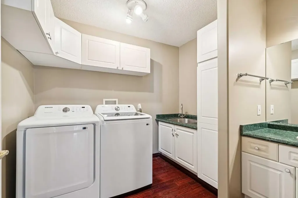 14 Strathearn Gardens SW Calgary AB T3H 2R1