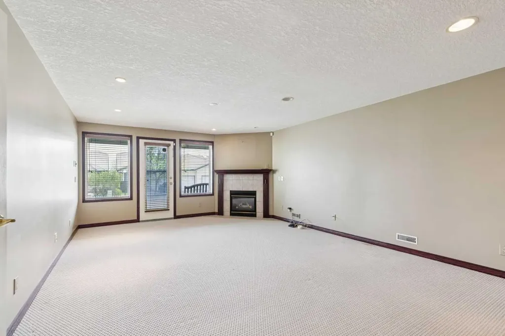 14 Strathearn Gardens SW Calgary AB T3H 2R1