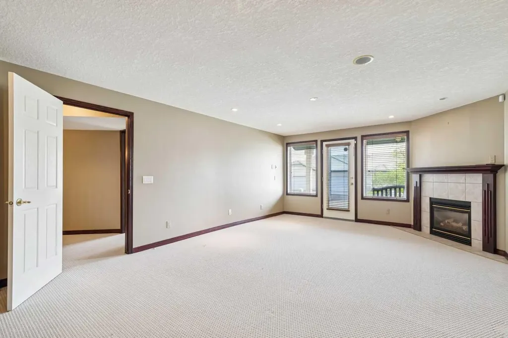 14 Strathearn Gardens SW Calgary AB T3H 2R1