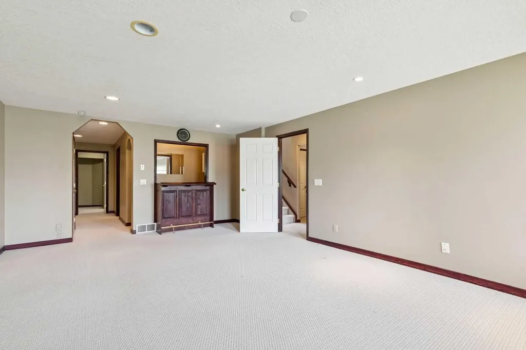 14 Strathearn Gardens SW Calgary AB T3H 2R1