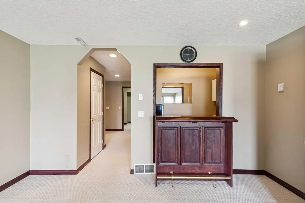 14 Strathearn Gardens SW Calgary AB T3H 2R1