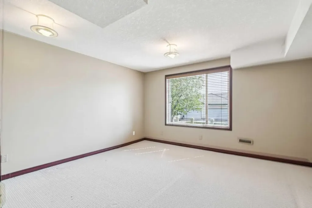 14 Strathearn Gardens SW Calgary AB T3H 2R1