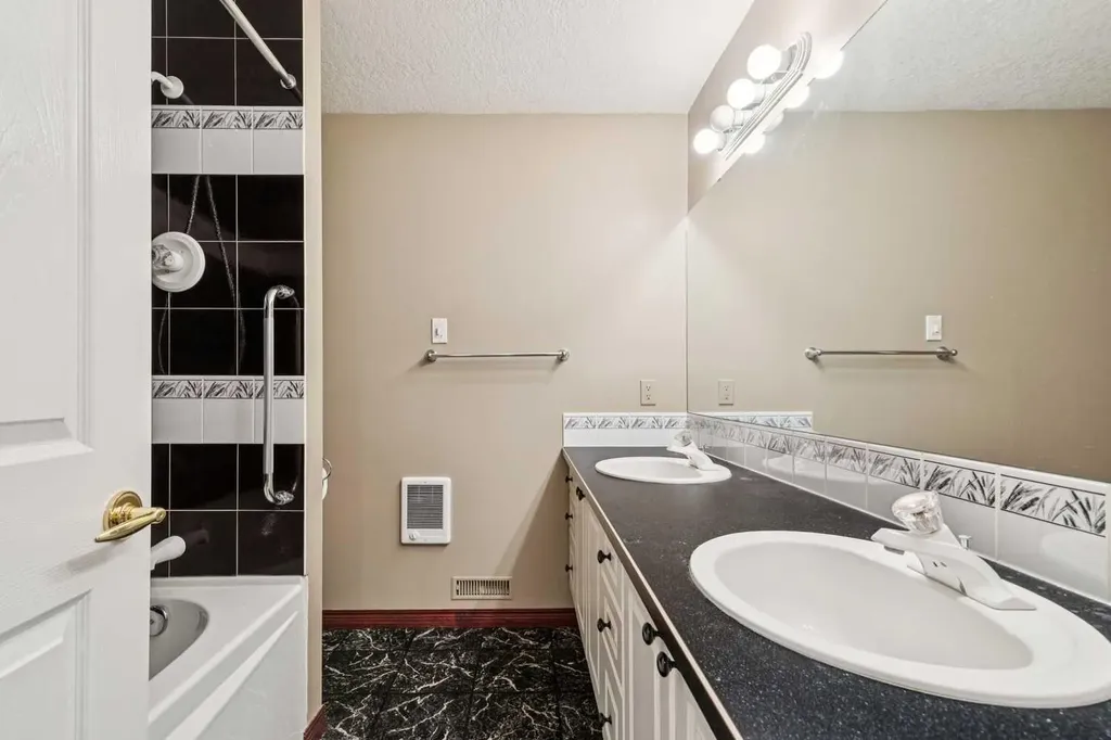 14 Strathearn Gardens SW Calgary AB T3H 2R1