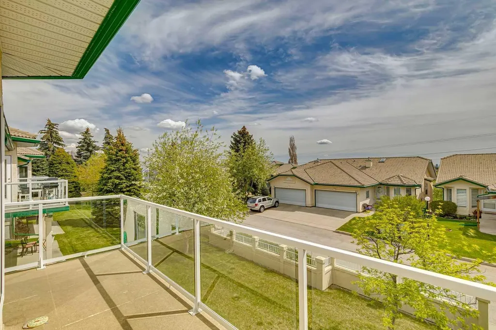 14 Strathearn Gardens SW Calgary AB T3H 2R1