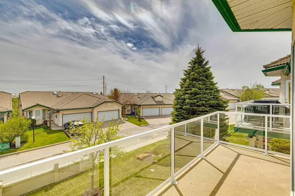 14 Strathearn Gardens SW Calgary AB T3H 2R1