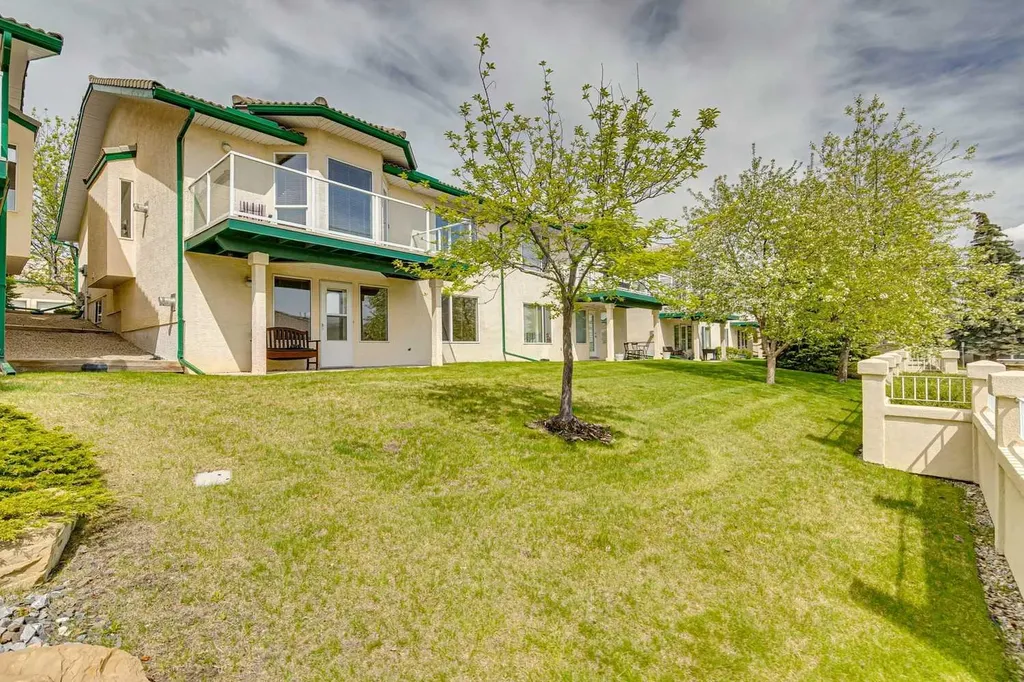 14 Strathearn Gardens SW Calgary AB T3H 2R1