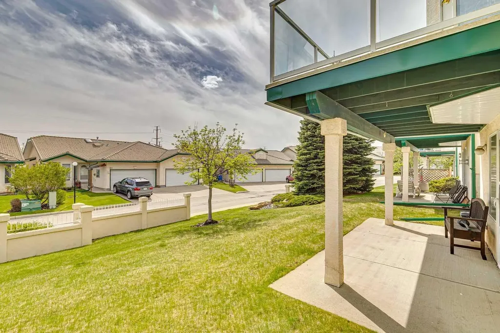 14 Strathearn Gardens SW Calgary AB T3H 2R1