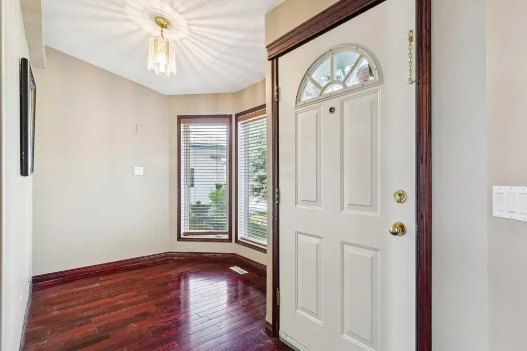 14 Strathearn Gardens SW Calgary AB T3H 2R1
