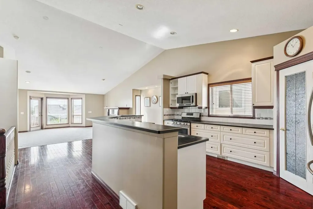 14 Strathearn Gardens SW Calgary AB T3H 2R1