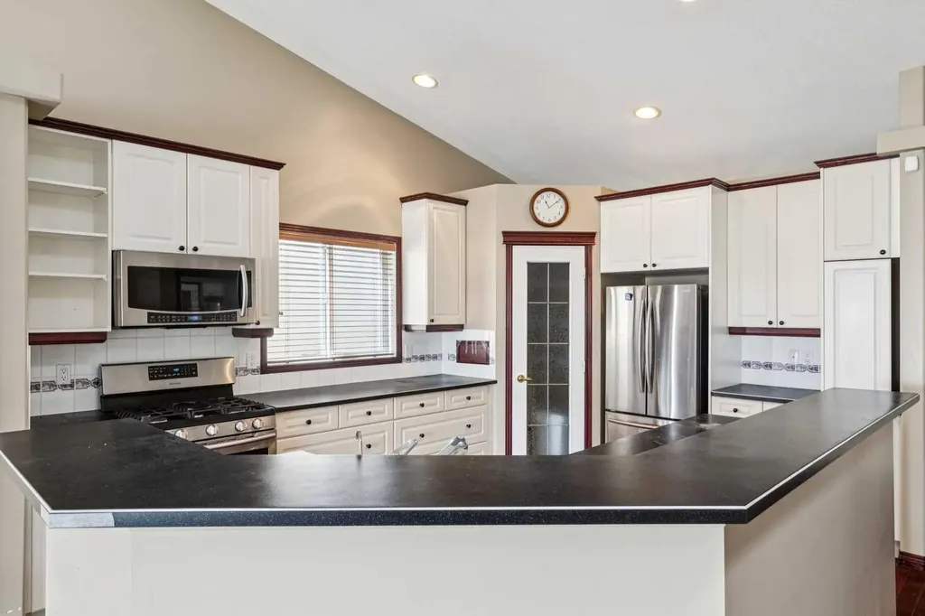 14 Strathearn Gardens SW Calgary AB T3H 2R1