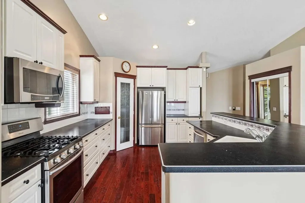 14 Strathearn Gardens SW Calgary AB T3H 2R1