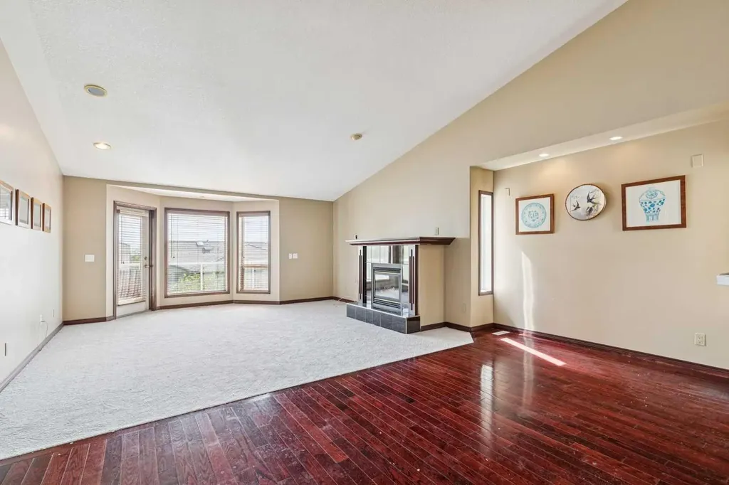 14 Strathearn Gardens SW Calgary AB T3H 2R1