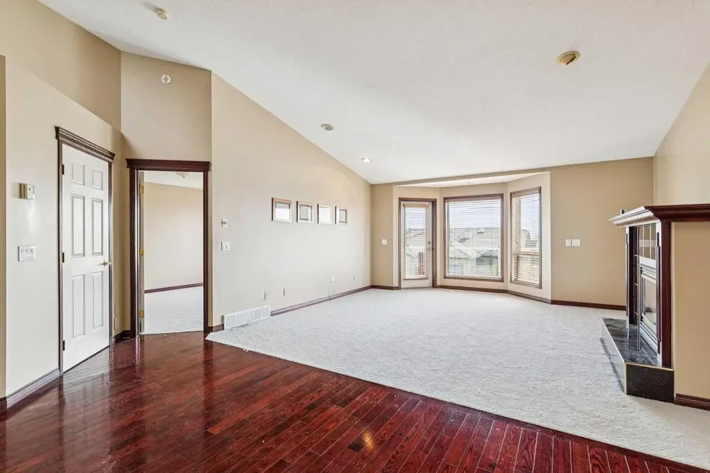 14 Strathearn Gardens SW Calgary AB T3H 2R1