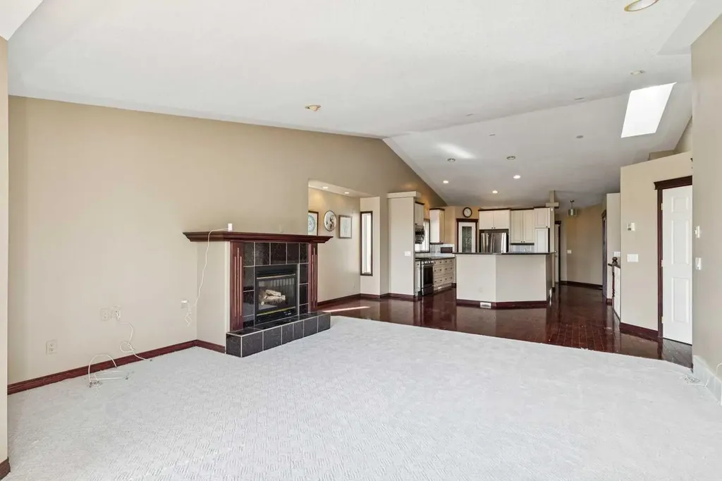 14 Strathearn Gardens SW Calgary AB T3H 2R1